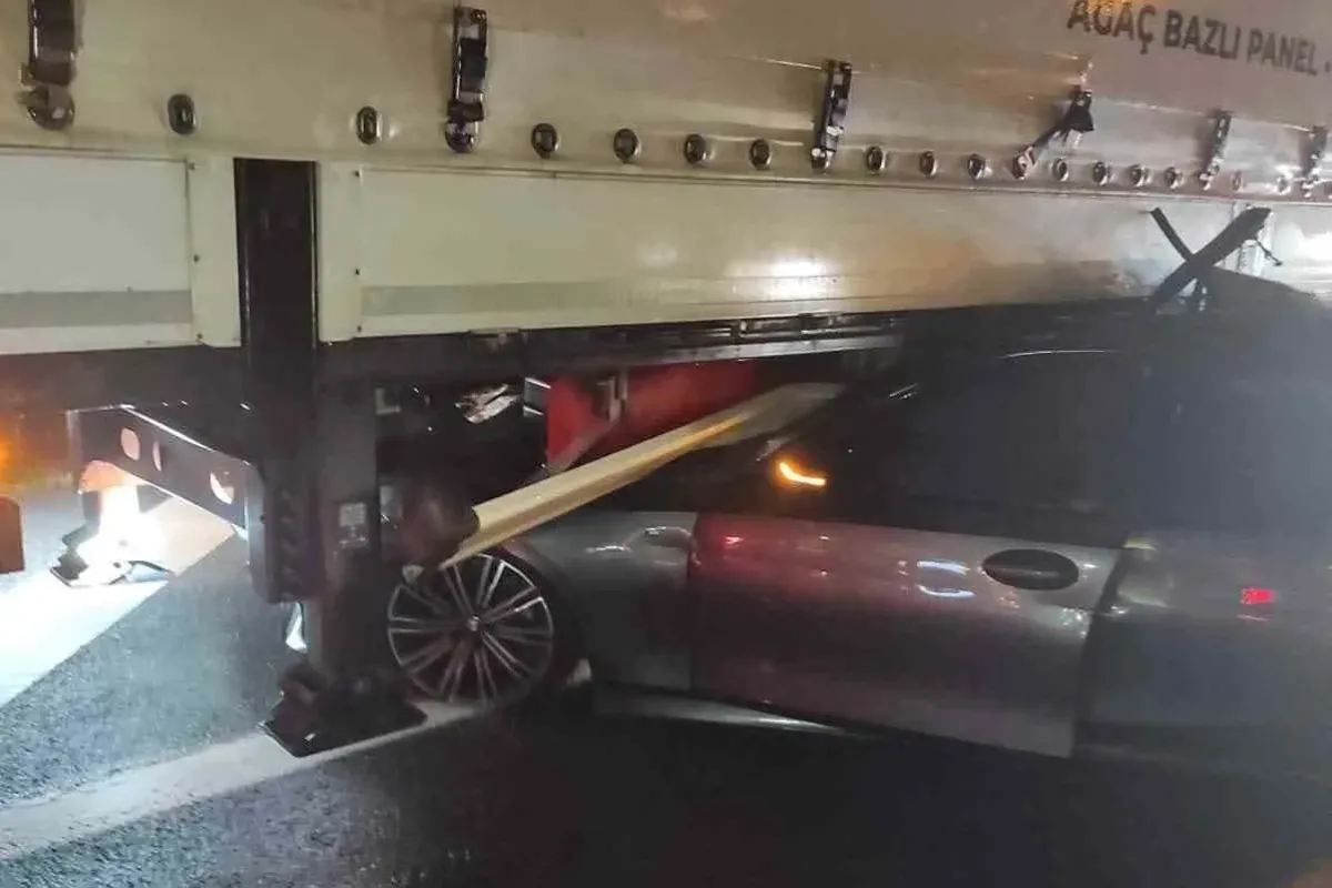 Otobanda tırın altına giren arabada can pazarı: 1 yaralı