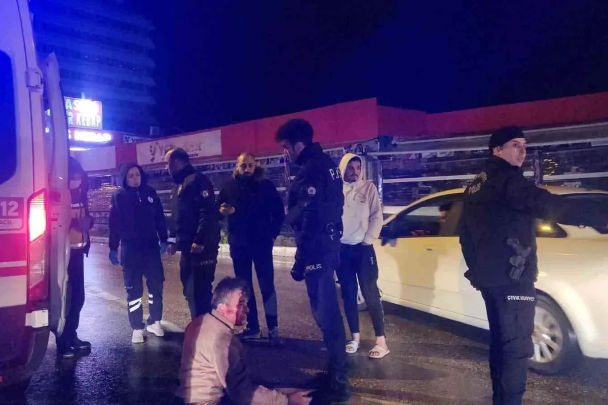 Yolun karşısına geçmeye çalışan şahsa ticari taksi çarptı: 1 yaralı