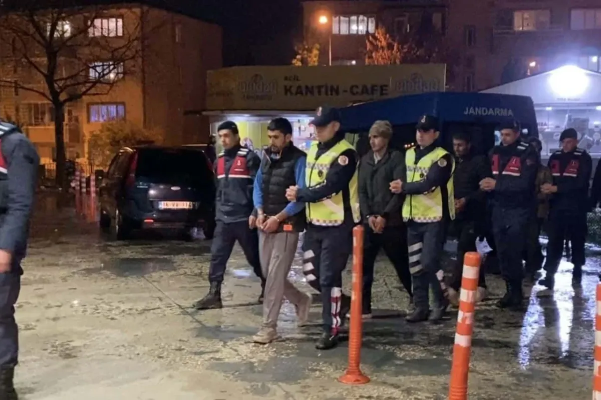 Hastaneye elleri kelepçeli halde getirildiler