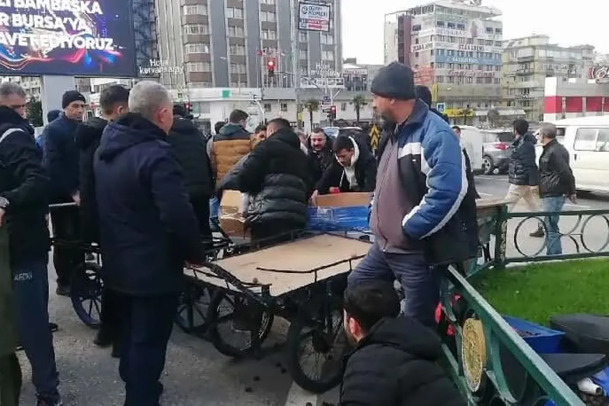Zabıta izinsiz ceviz ve kestane satan seyyar satıcılara göz açtırmadı