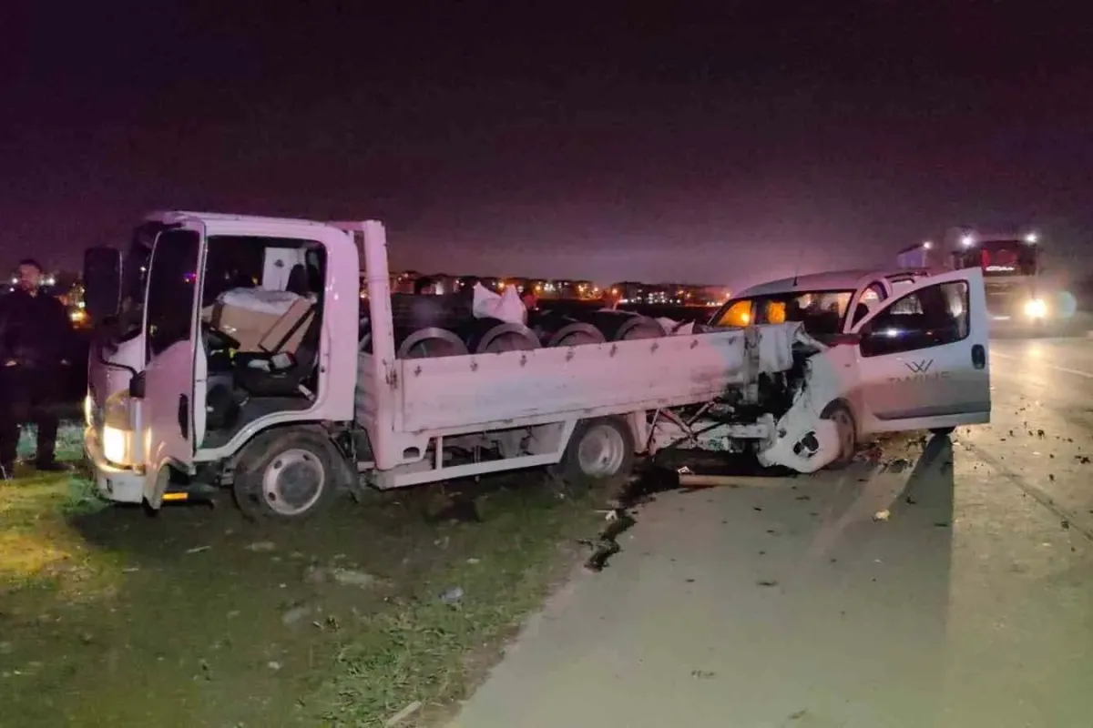 Bursada hafif ticari araç kamyonetle çarpıştı: 1 yaralı