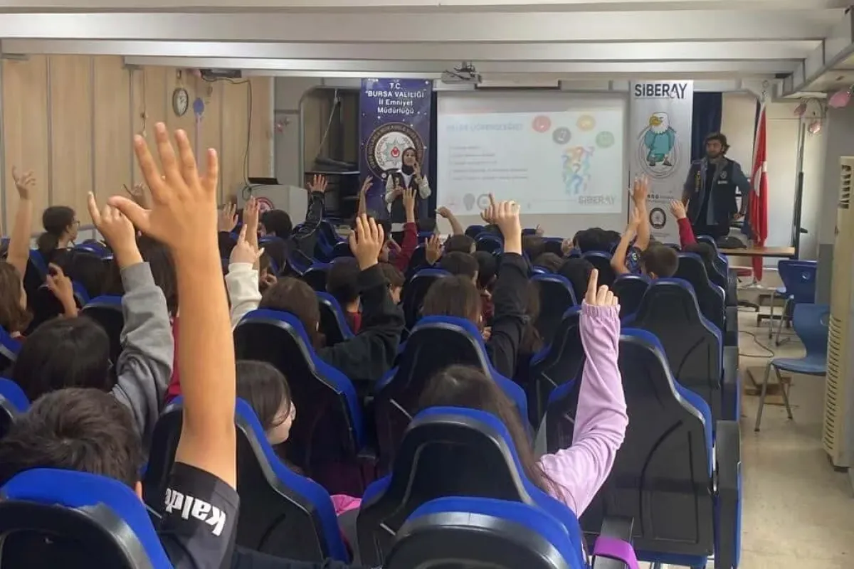 Bursa polisi 2 bin 246 öğrenciyi siber güvenlik hakkında bilgilendirdi
