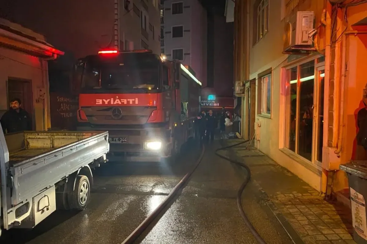 Bursada apartmanın çatısı alev alev yandı