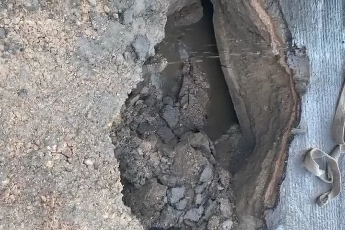 Temizlik kamyonunun geçişi esnasında yol çöktü