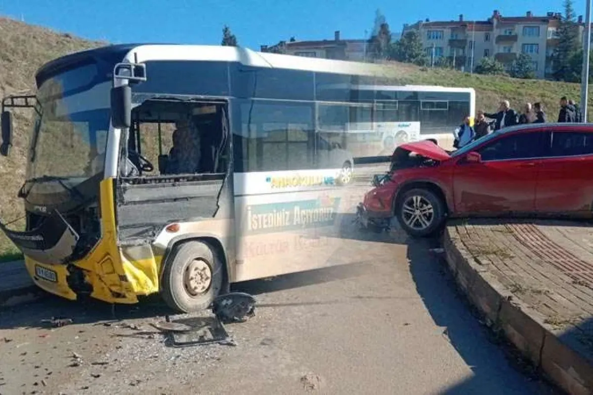 Halk otobüsü otomobil ile kafa kafaya çarpıştı