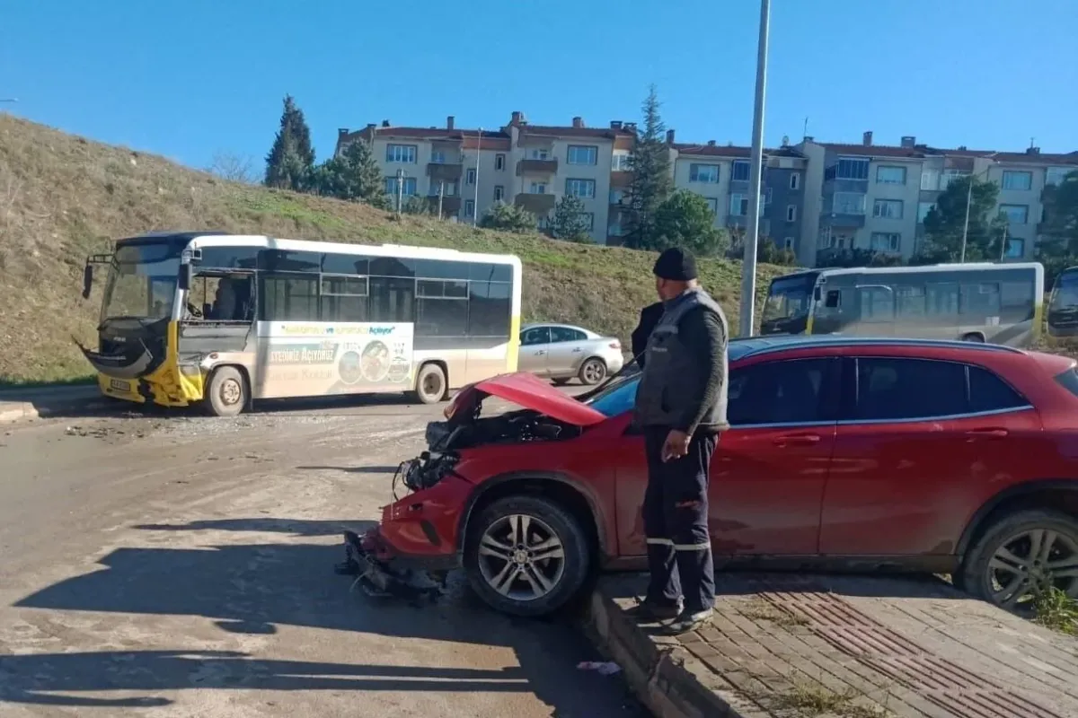 Otobüs ile otomobil kafa kafaya çarpıştı: 1 yaralı