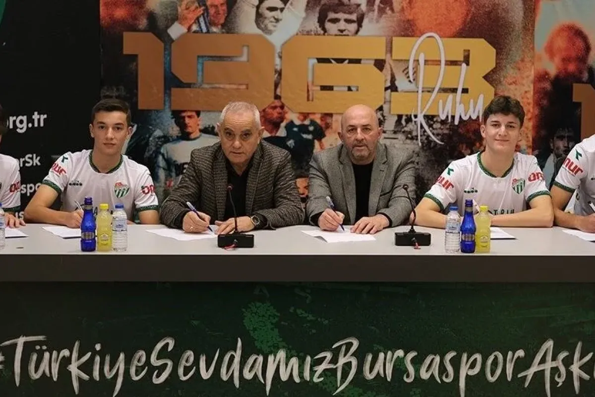 Bursaspor, 4 genç futbolcusunu profesyonel yaptı