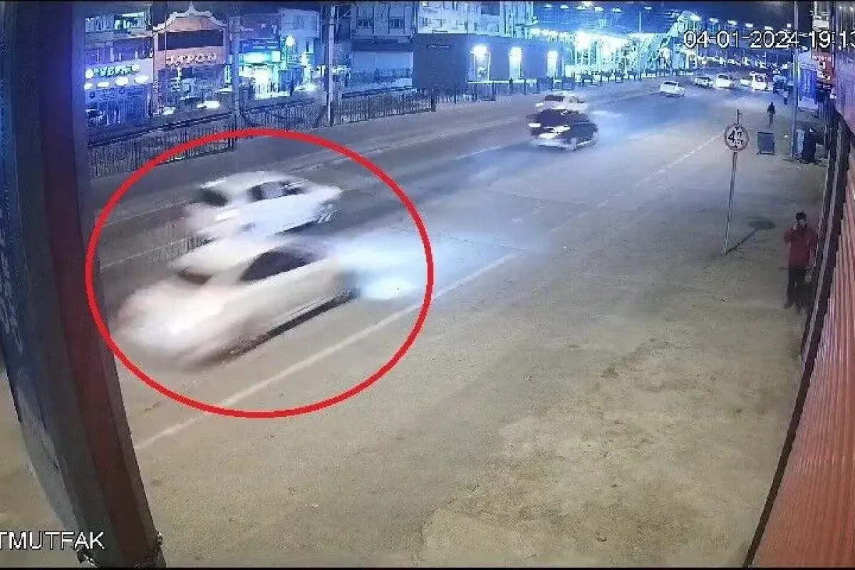 Bursada kontrolden çıkan otomobilin dükkana daldığı anlar kamerada