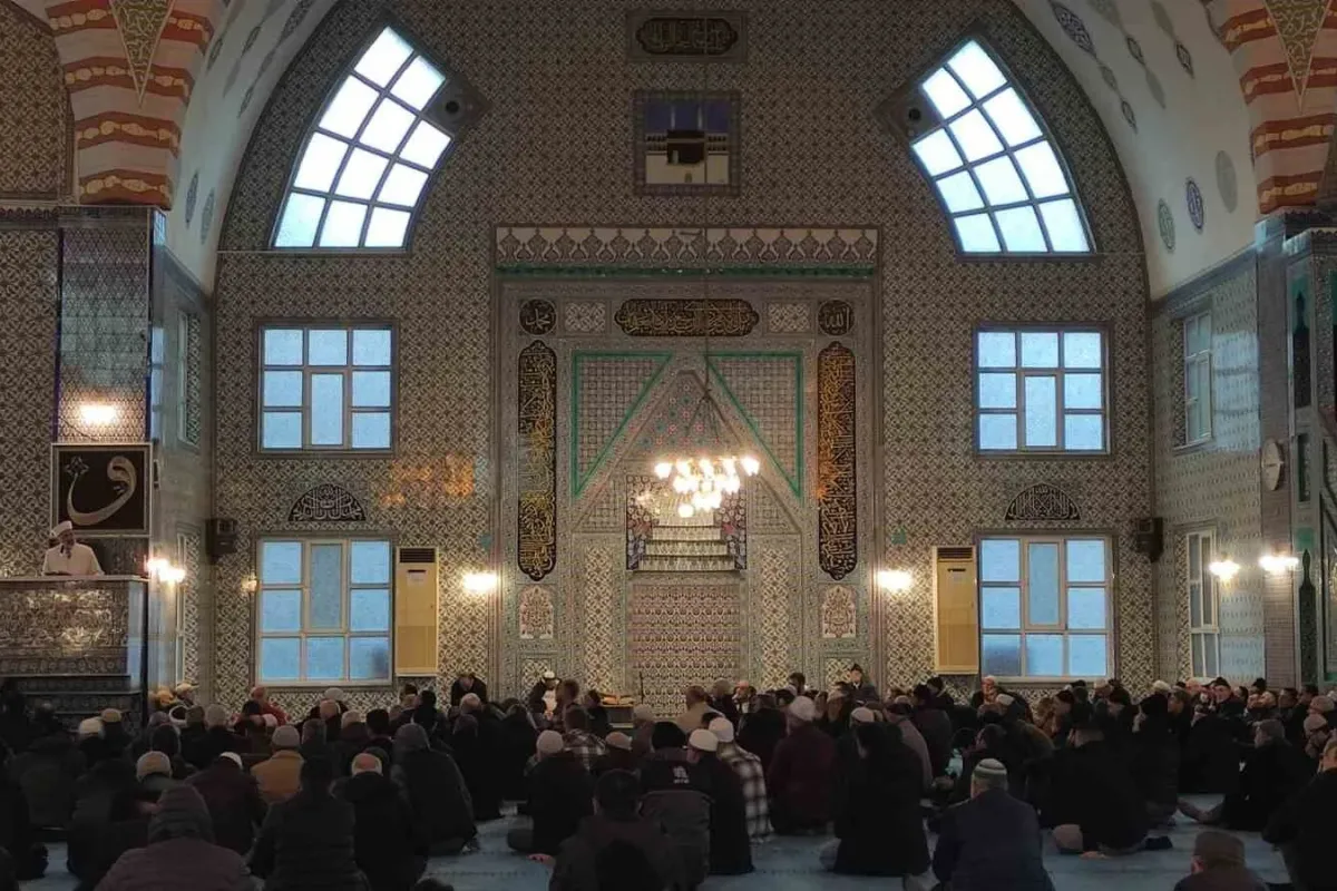 Camilerde şehitlerimiz için dua edildi