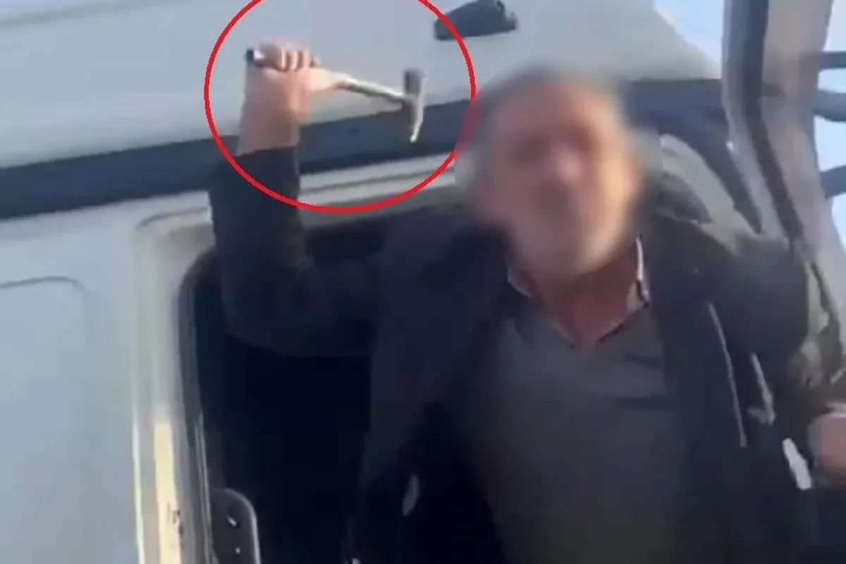 Trafikte tartıştığı adama çekiçle saldırdı o anlar kameraya yansıdı