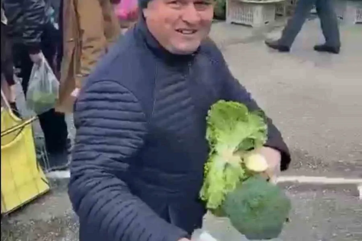 Pazar tezgahını satın aldı, vatandaşlara dağıttı