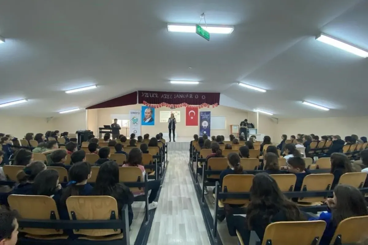 Siber Suçlarla Mücadele Şube Müdürlüğü ekipleri vatandaşları bilgilendirdi