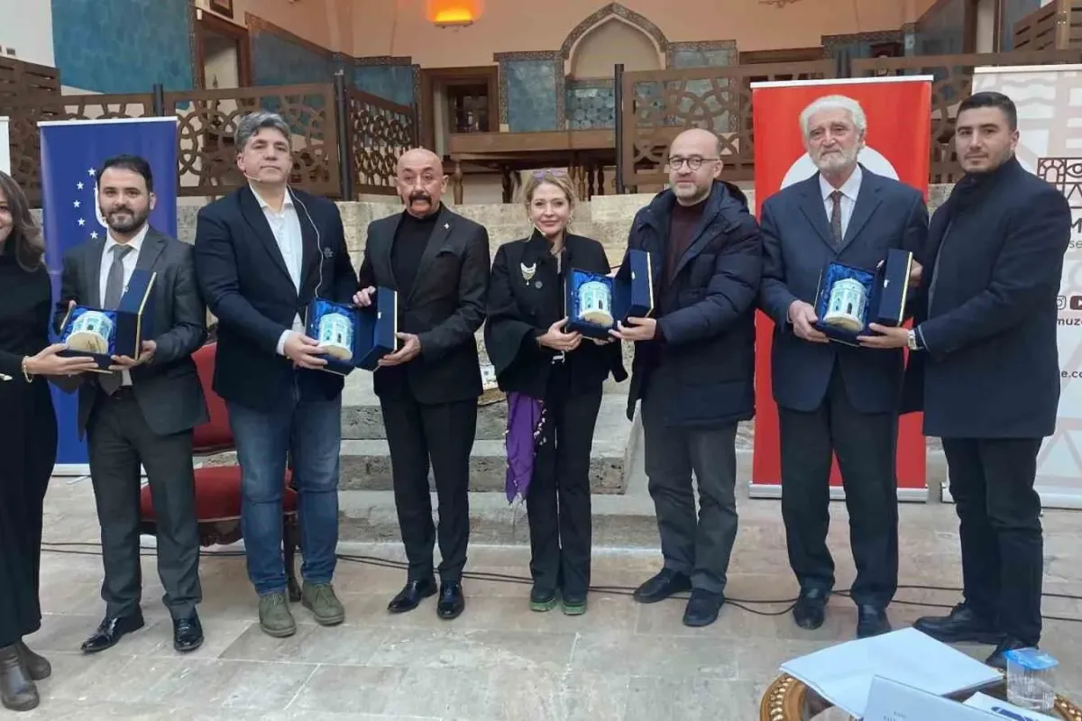 Bir koleksiyoner bin hikaye