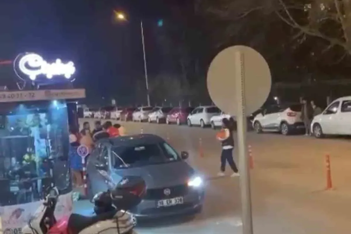 Kavgaya tutuşan gençler mahalleyi boks ringine çevirdi