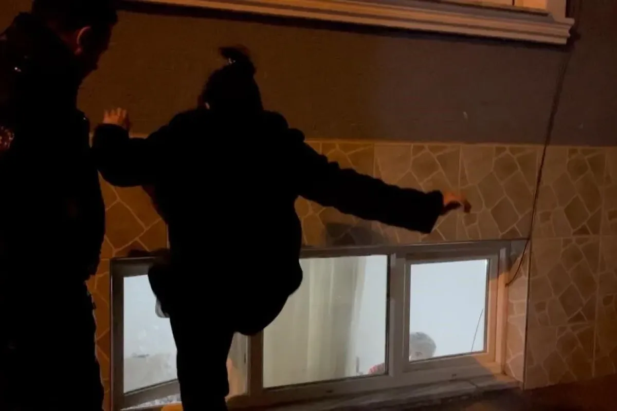 Erkek arkadaşının evini bastı mahalleliyi isyan ettirdi