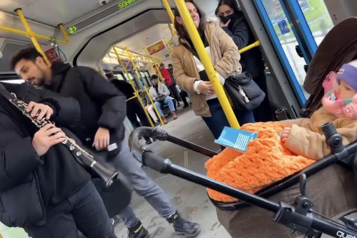 Bursa Metrosunda ağlayan bebeği klarnet ile uyuttular