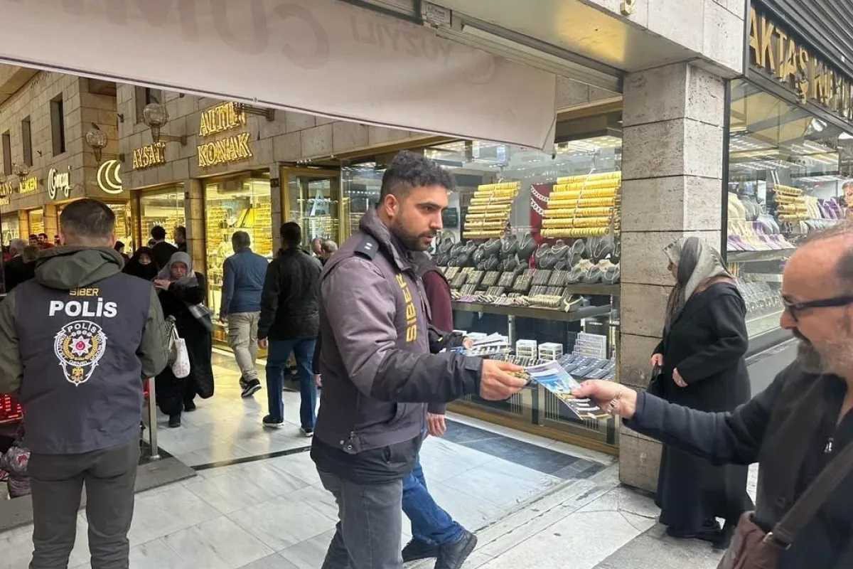 Siber Suçlarla Şube Müdürlüğü ekipleri Hanlar Bölgesinde vatandaşlara broşür dağıttı