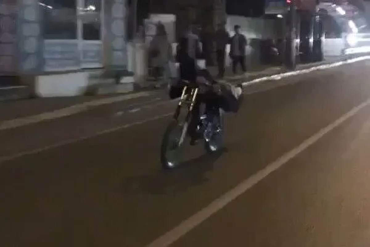 Motosikleti yatarak kullandı, ölümle dans etti