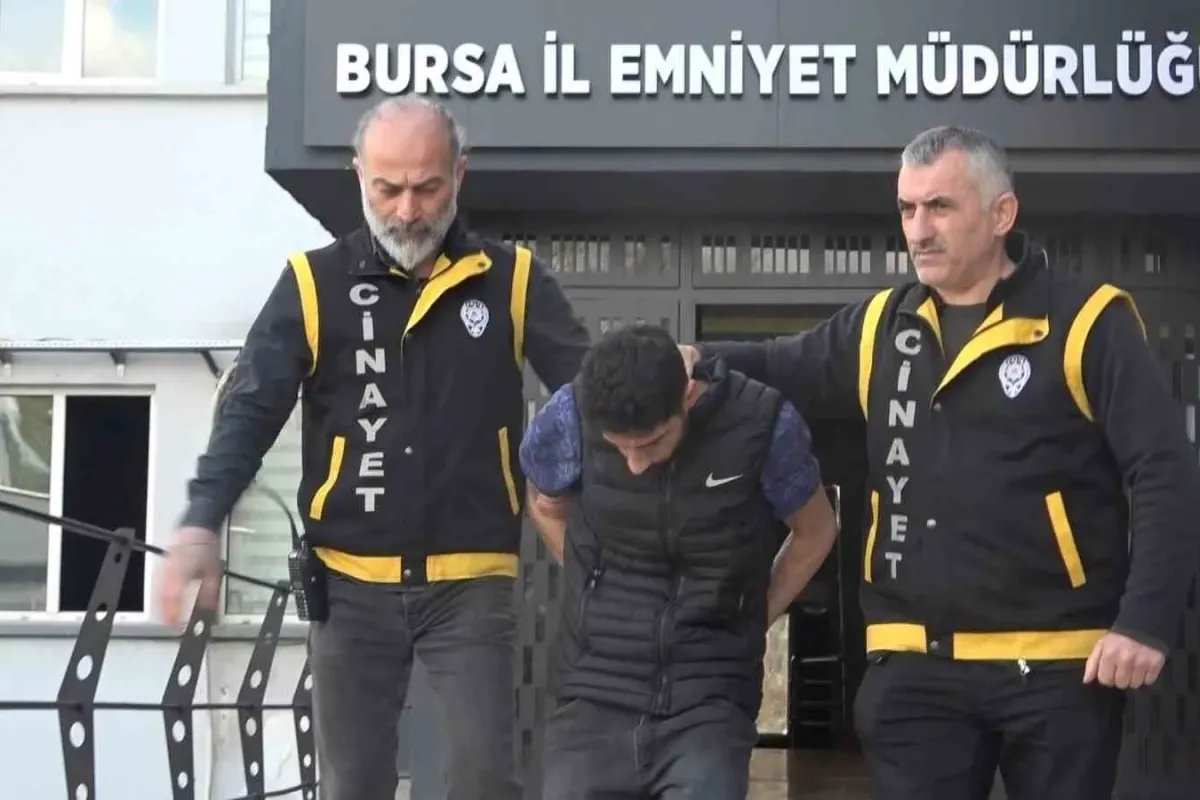 Ailesini tüfekle katleden şüpheli adliyeye sevk edildi