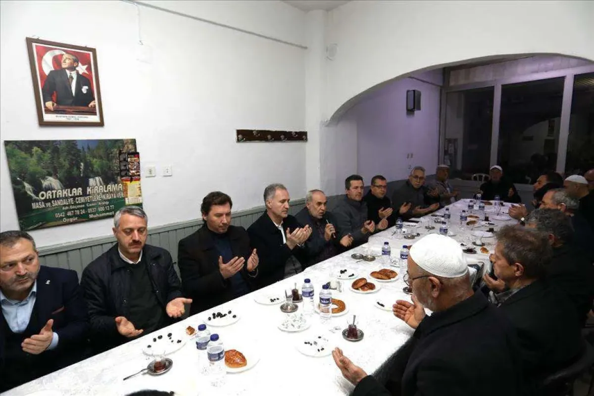 Bereket sofralarında mahallenin sorunları konuşuluyor