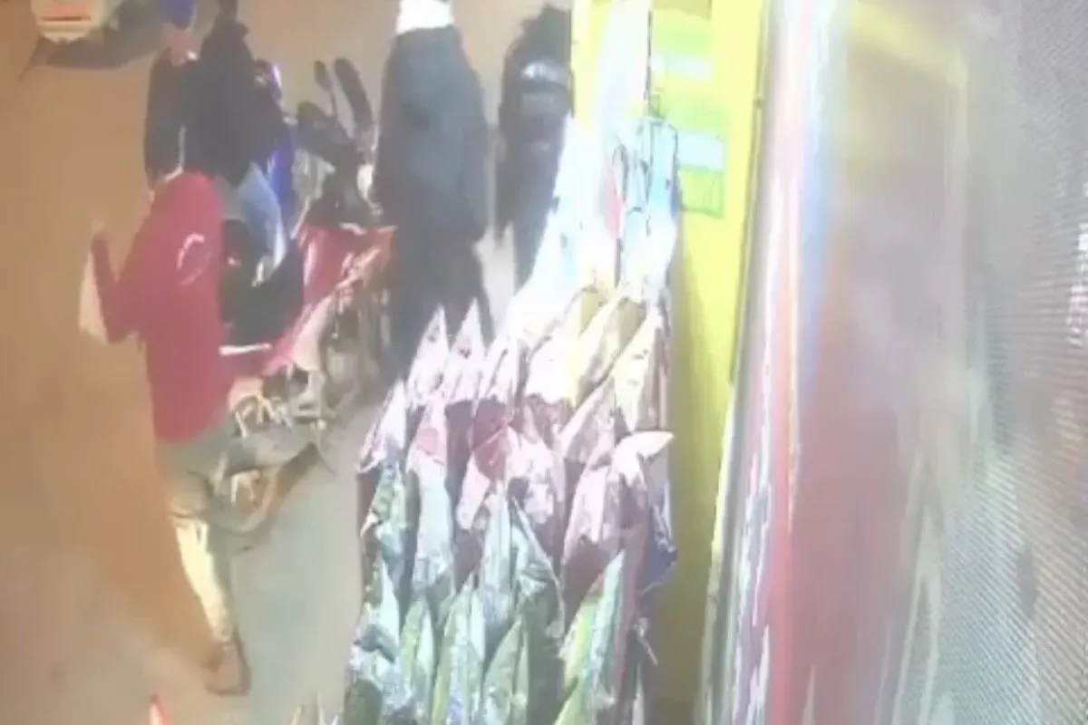Yanlışlıkla gaza bastı, arkadaşı motosikletten düştü