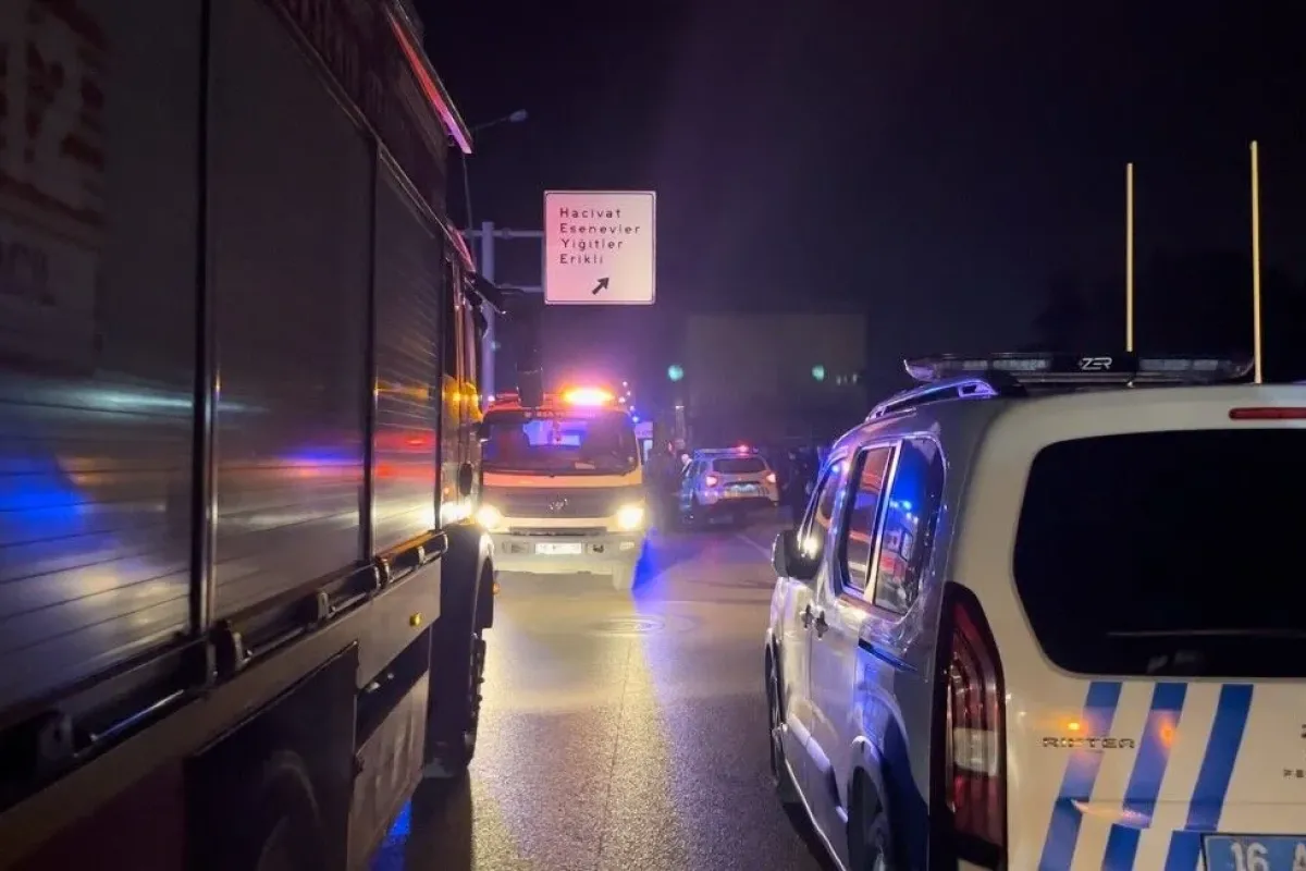 Alkollü sürücü yol ayrımındaki direğe çarptı: 3 arkadaş otomobilde sıkıştı