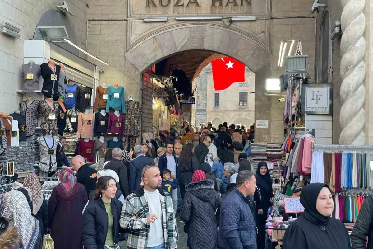 Güzel havayı fırsat bilen vatandaşlar tarihi çarşıya akın etti