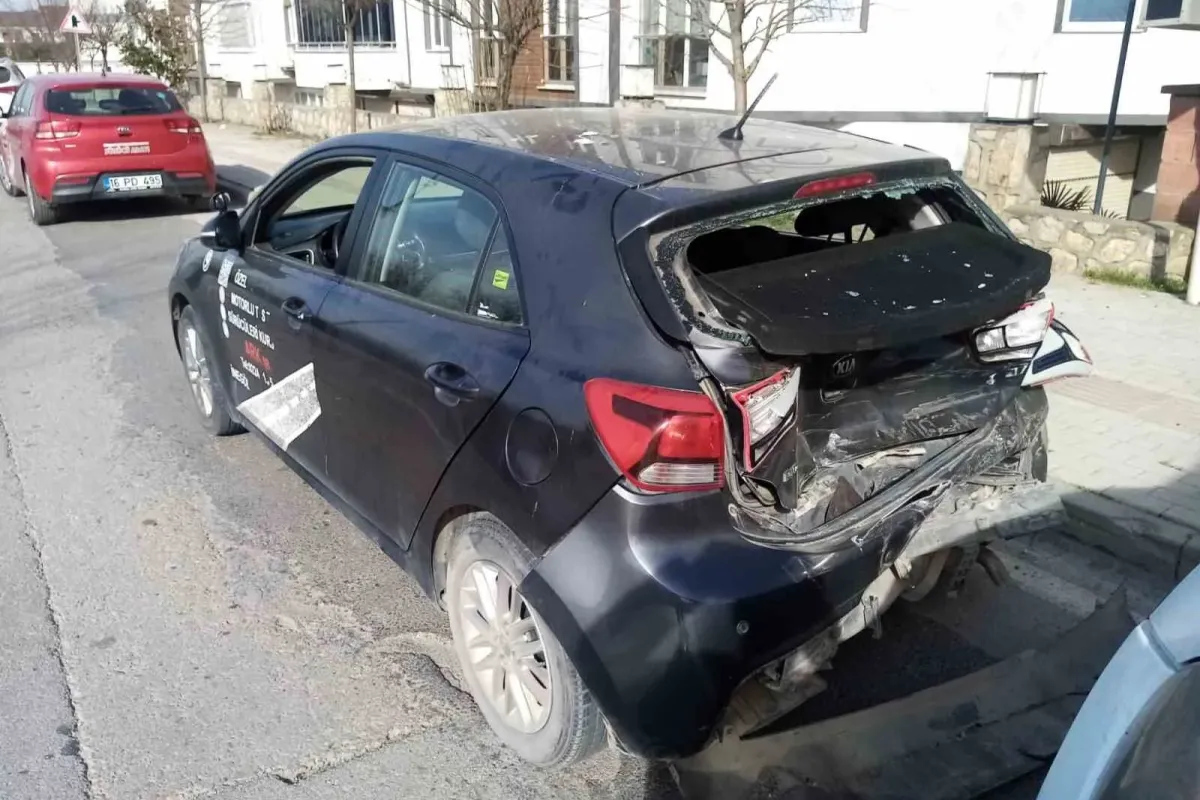 Ehliyet sınavındaki kadının otomobiline kamyonet çarptı: 4 yaralı