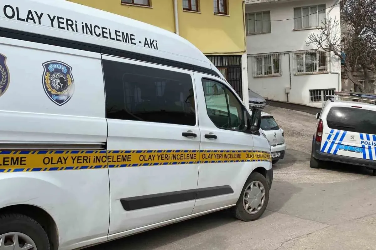Annesiyle tartışan üvey babasını kalbinden bıçakladı