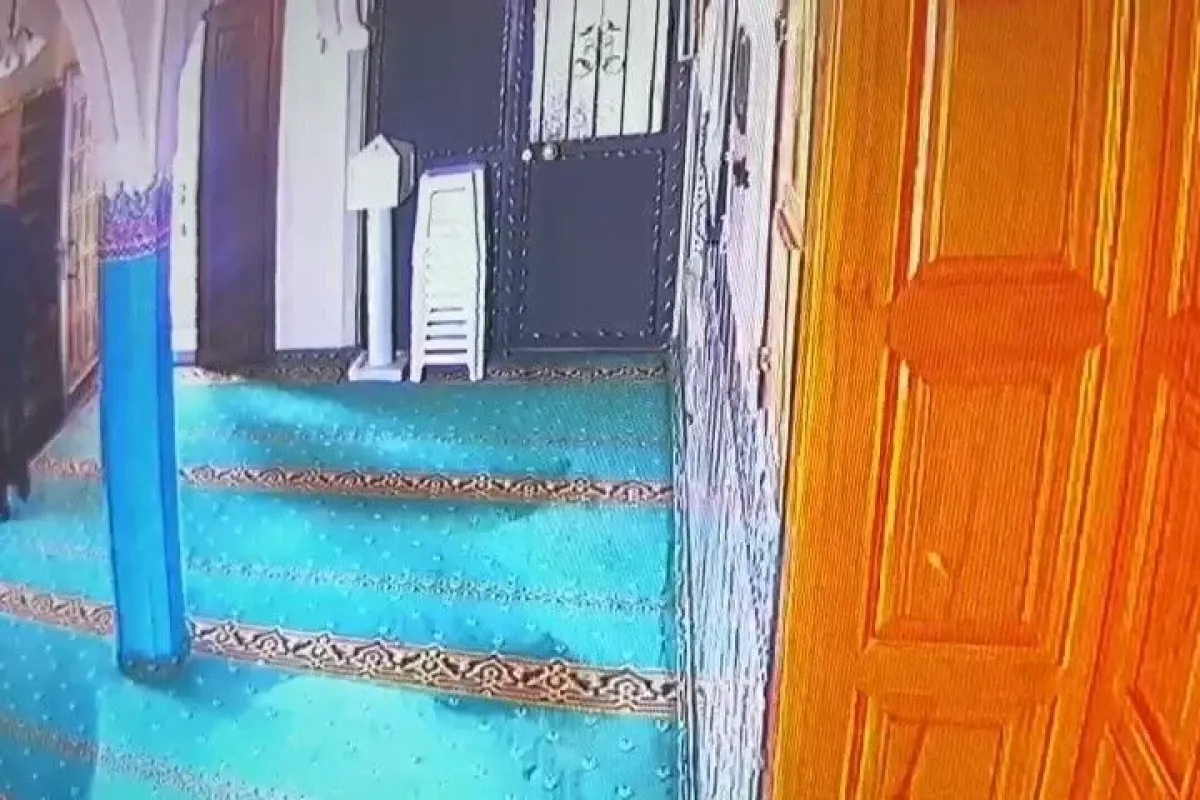 Cemaatin ayakkabılarını denedi, kendine olanı çaldı