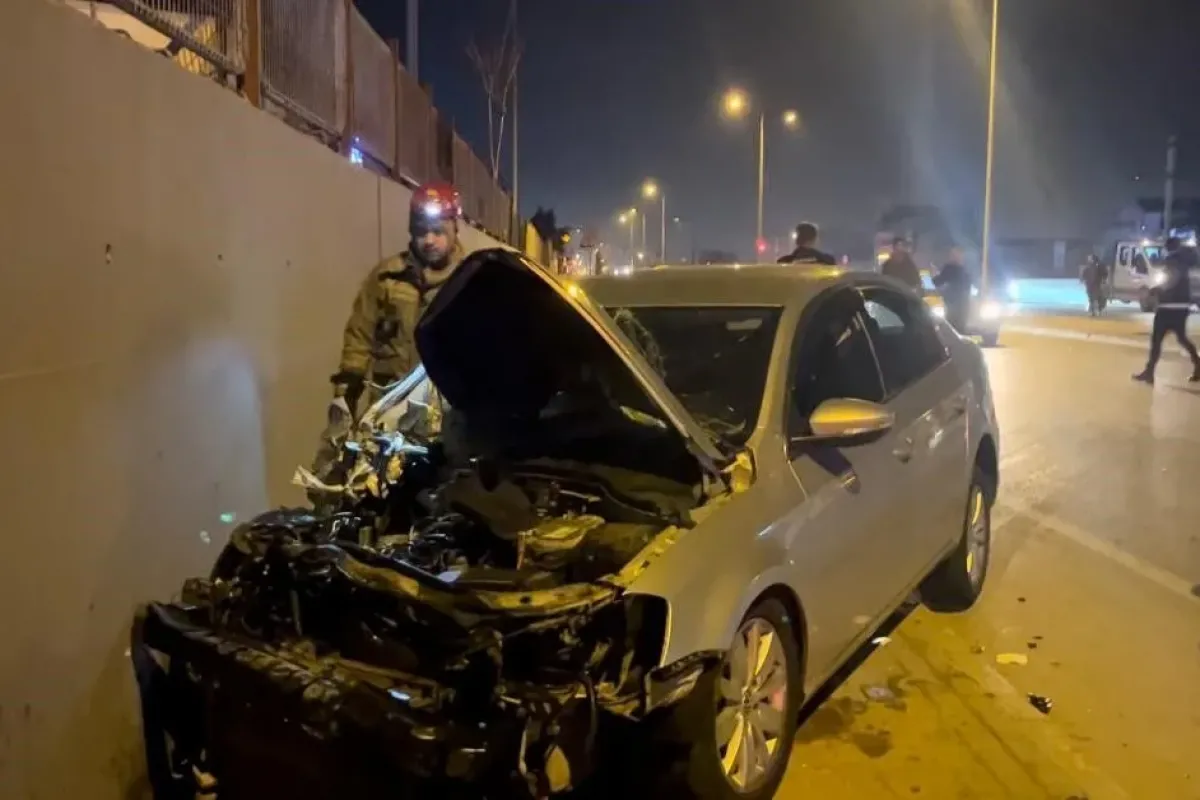 Kamyonete çarpıp savrulan otomobil duvara çarparak durabildi: 2 yaralı