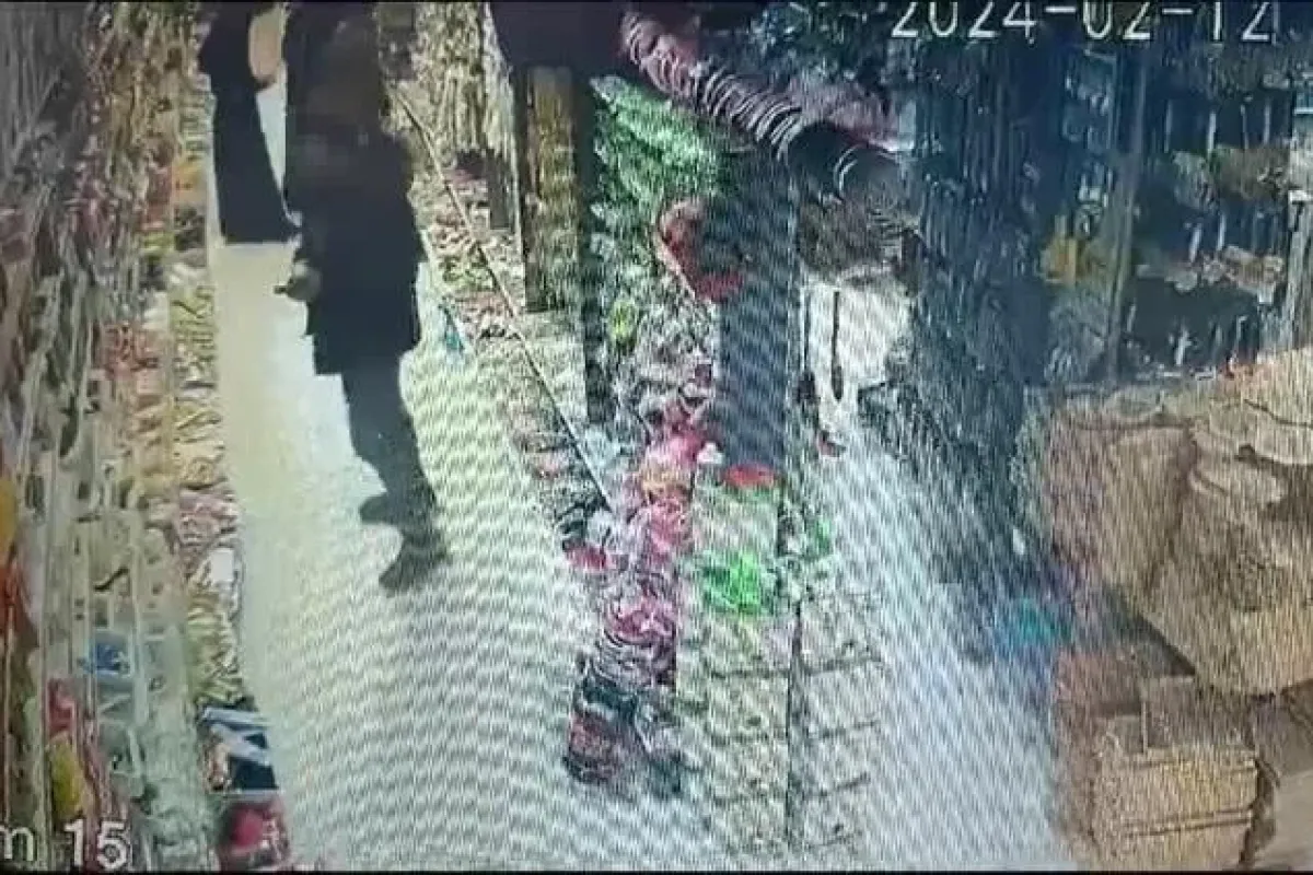İnegöl'de çaldığı ürünleri montuna saklayan hırsız kamerada