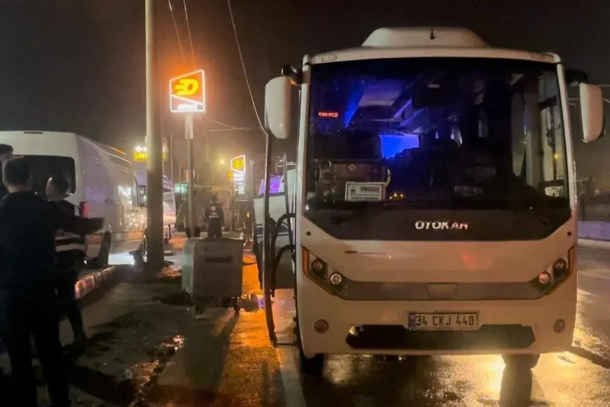 Bursada tur otobüsü aydınlatma direğine çarptı: 10 yaralı