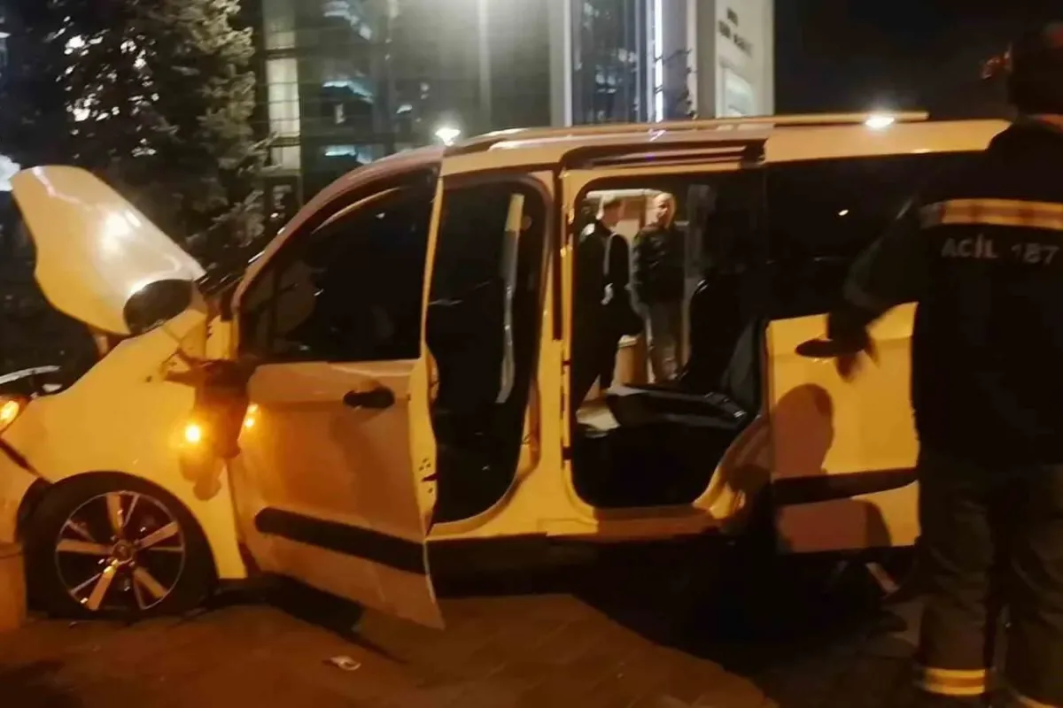 Ehliyetsiz sürücü kontrolden çıkıp üst geçidin ayağına çarptı