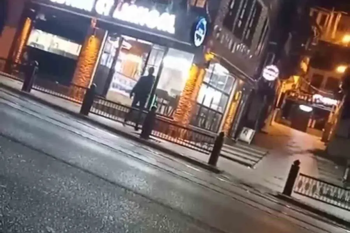 Bursada aralarında husumet bulunan kişinin dükkanına böyle ateş açtı