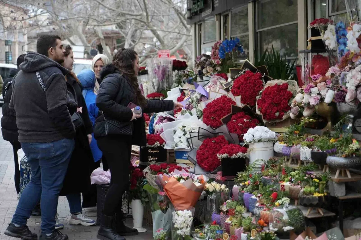 Sevgililer Gününde çiçek almak isteyen aşıklar 1000 lirayı gözden çıkaracak