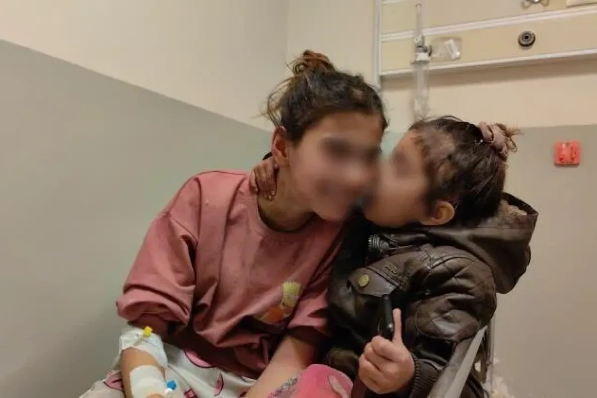 Ablasını bıçakladı, öperek özür diledi