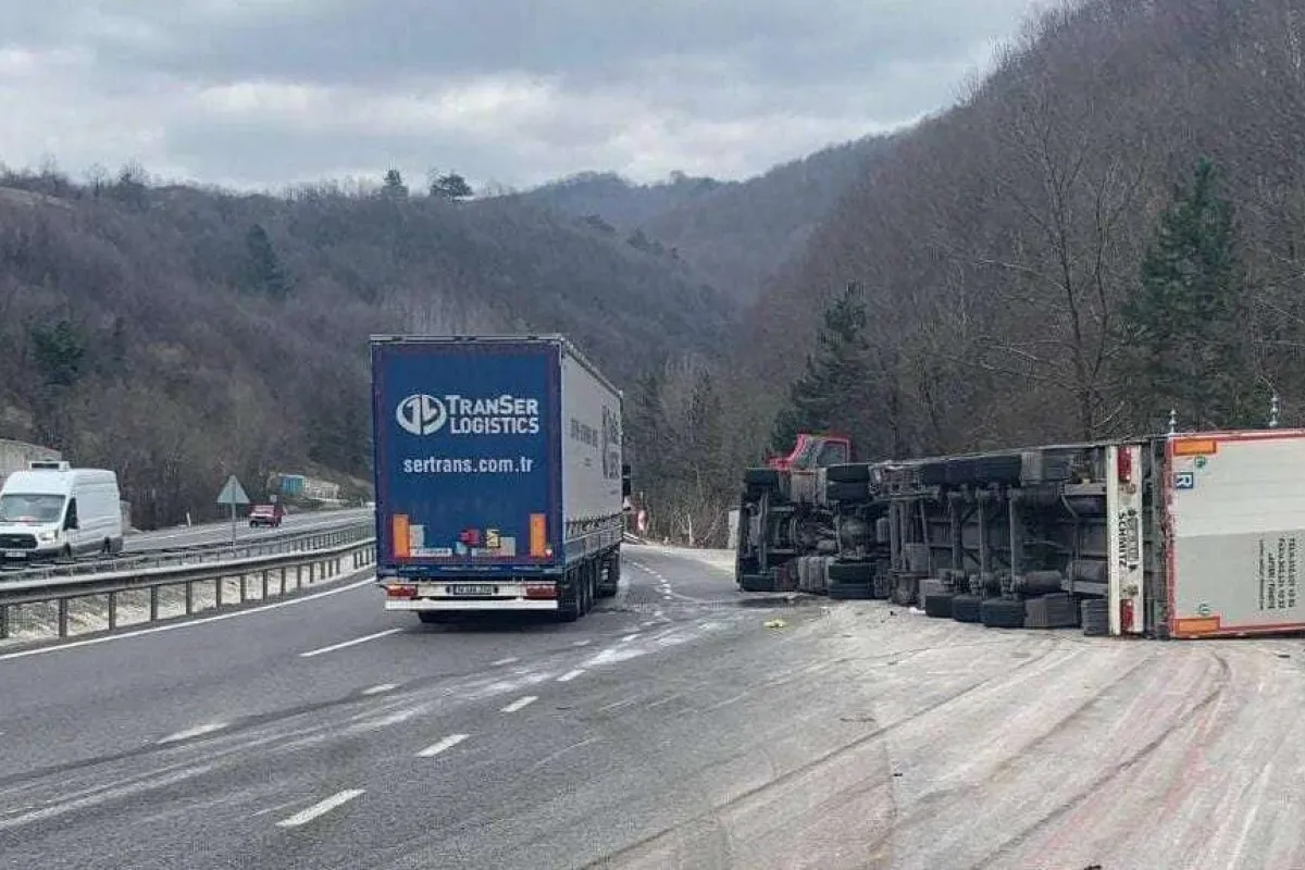 İnegöl'de devrilen TIR'ın şoförü ölümden döndü!