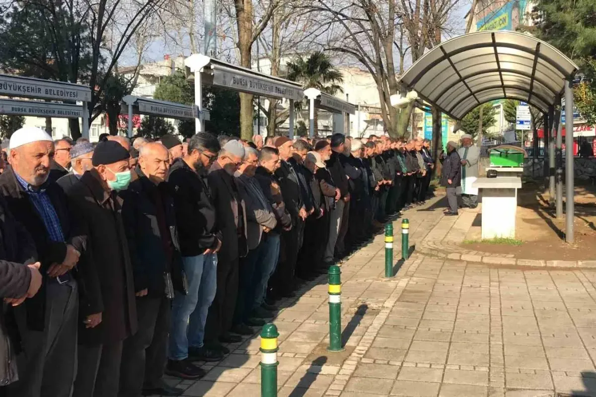 Depremden korkup 2. kattan atlayan genç gözyaşlarıyla toprağa verildi