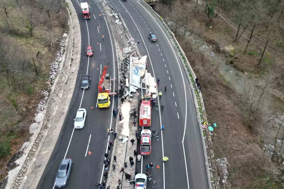 Kontrolden çıkan tır refüje daldı: 1 ölü