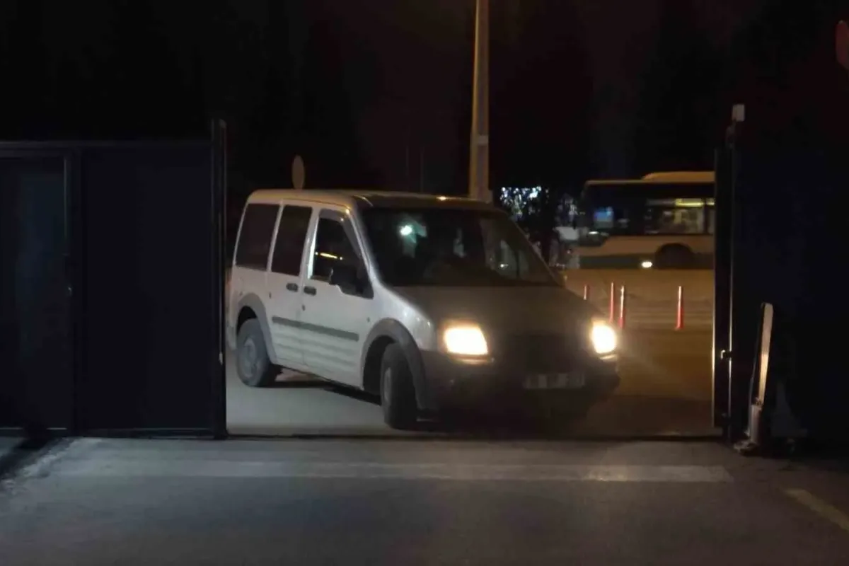 Kar maskesi ve silahla kuyumcuyu böyle soydular 8 saat geçmeden yakalandılar