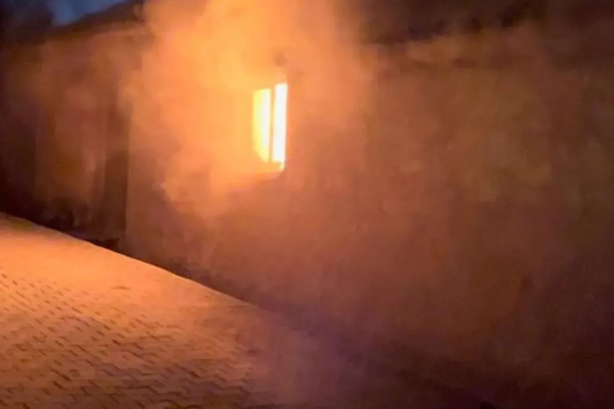 Köy evi alevlere teslim oldu: 2 yaralı