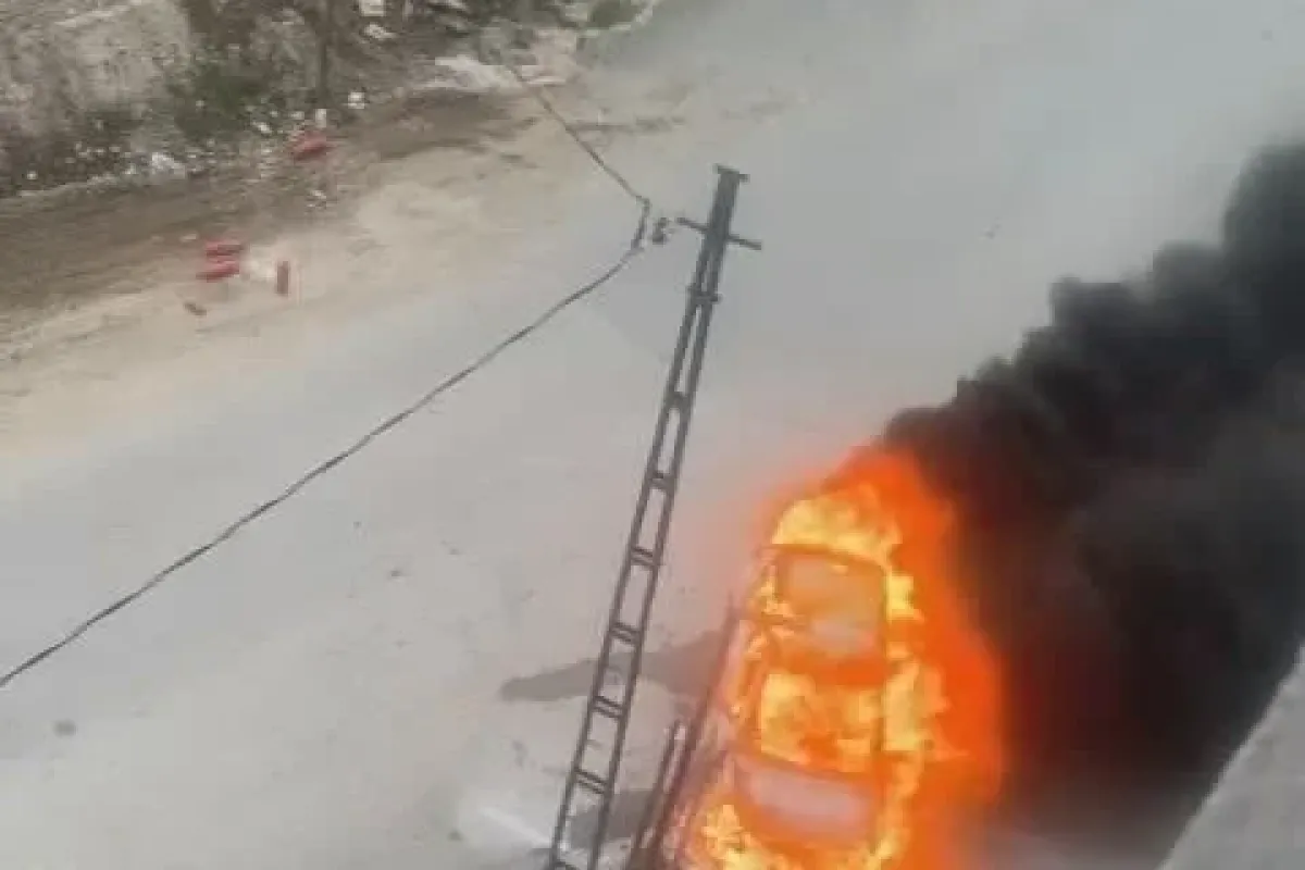 Duvara çarpan otomobil yanarak kullanılamaz hale geldi