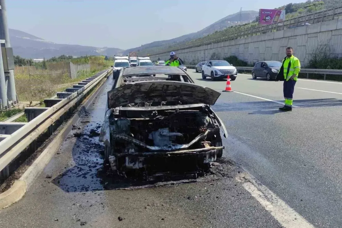 Bursada seyir halindeki otomobil alev alev yandı