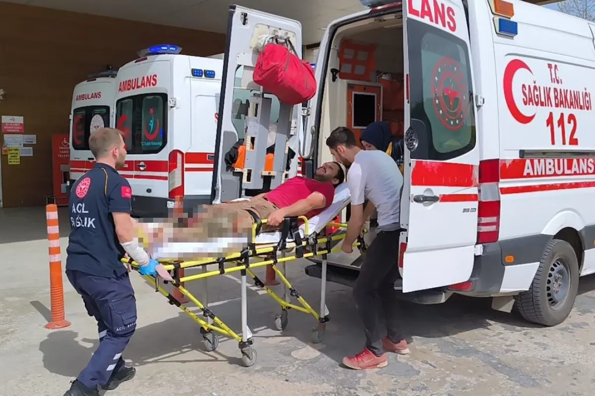 Odun keserken 2 ayağını ve elini kesti