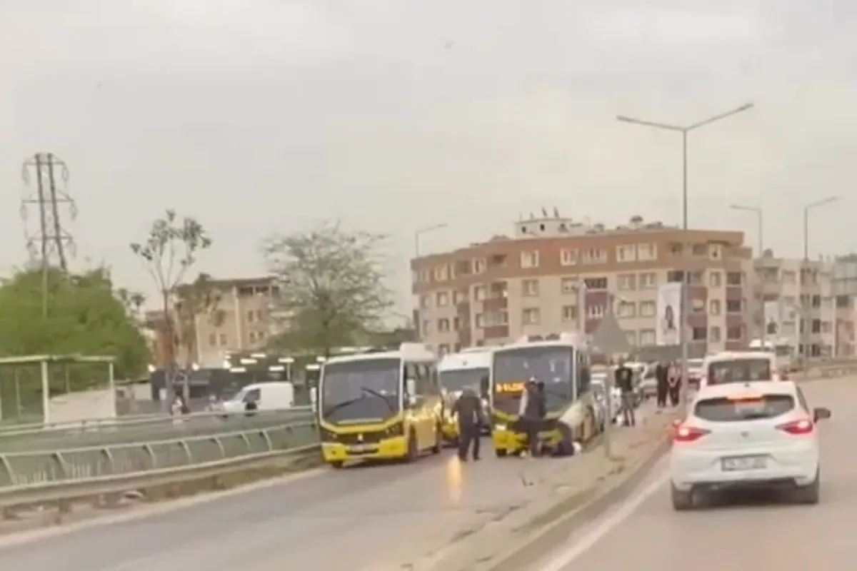 Minibüs şoförlerinin yumruklu sopalı kavgası kamerada