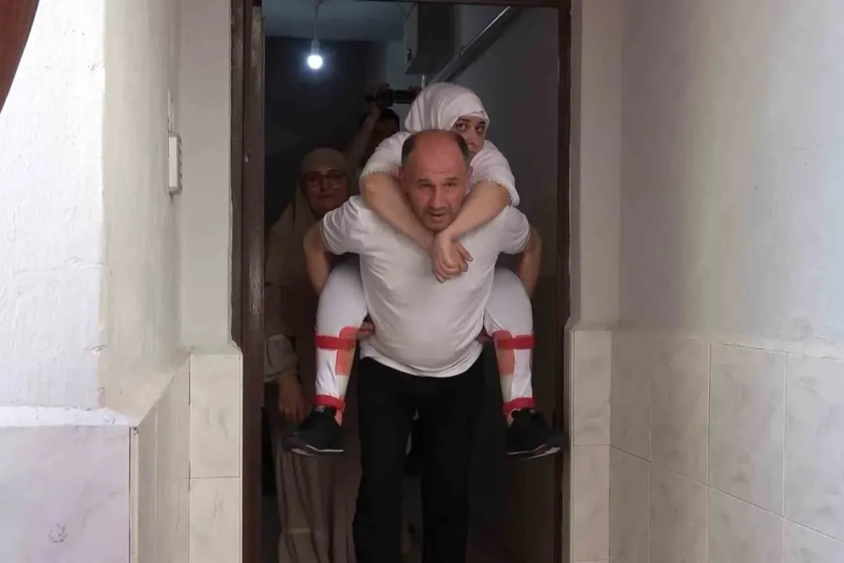 Bir araya geldiler, yürüyemeyen Fikriyeyi konvoyla umreye gönderdiler