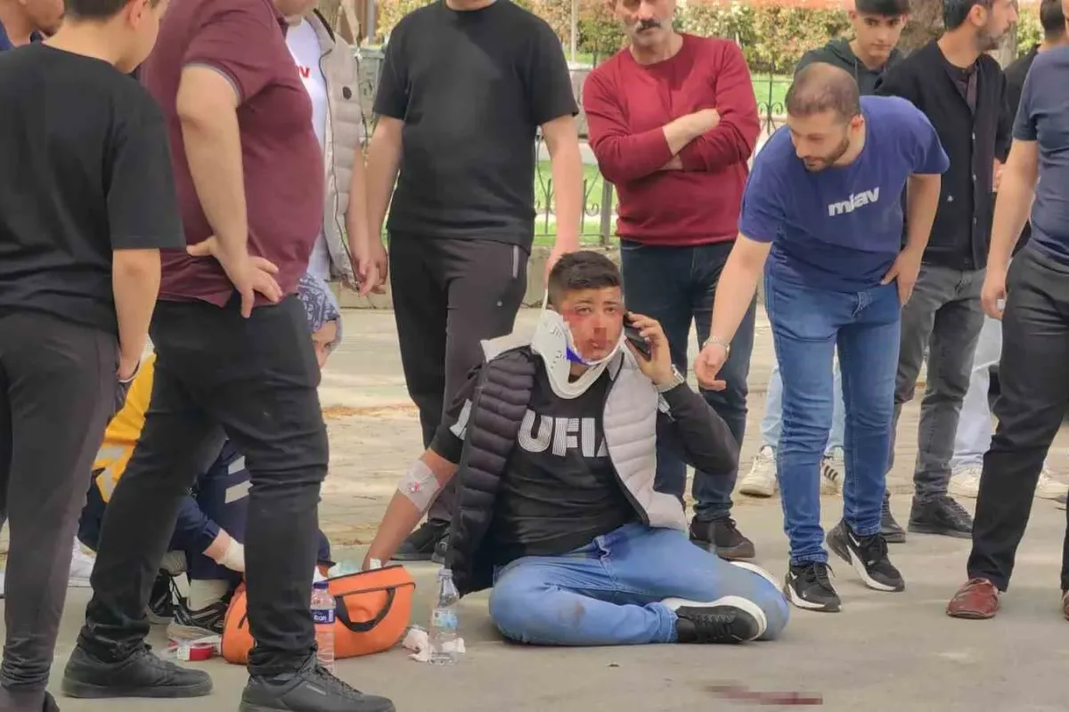 İki motosiklet kafa kafaya çarpıştı: 1i ağır 2 yaralı