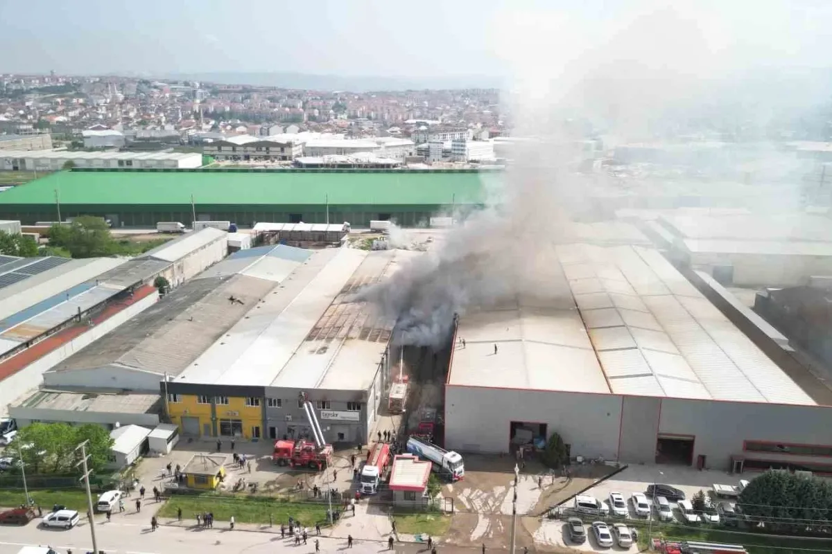 Sandalye fabrikasında çıkan yangın söndürüldü
