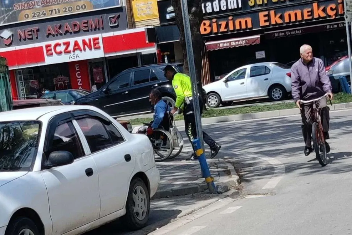İnegöl'de Trafik Polisi Engelli Vatandaşa Yardımcı Oldu